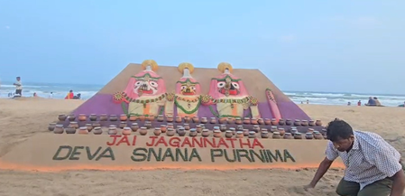 सुदर्शन पटनायक ने स्नान पूर्णिमा और महाप्रभु जगन्नाथ के दिव्य प्राकट्य दिवस पर बनाई रेत की कलाकृति