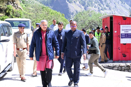 भारत-चीन सीमा से सटे गांव हर्षिल में स्थापित पोलिंग बूथ का मुख्य चुनाव आयुक्त ने किया निरीक्षण