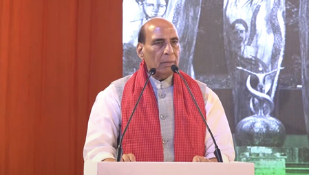 आज भारत की बेटियां फाइटर एयरक्राफ्ट में बैठकर देश की रक्षा कर रहीं: राजनाथ सिंह