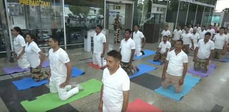 अंतरराष्ट्रीय योग दिवस से पहले जम्मू एयरपोर्ट पर योगाभ्यास, अधिकारियों और कर्मचारियों ने लिया बढ़-चढ़कर हिस्सा
