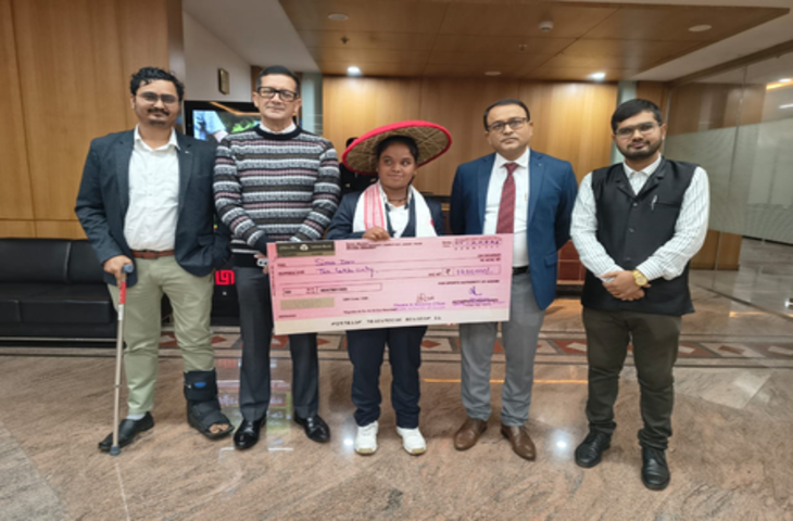 सीएम ने सिमू दास को सौंपा 10 लाख का चेक, सरकारी नौकरी का भी वादा