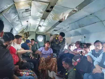 चक्रवात ‘दितवाह’: भारतीय वायुसेना ने श्रीलंका में फंसे कई देशों के नागरिकों को निकाला