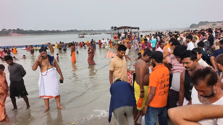 आषाढ़ अमावस्या पर त्रिवेणी संगम में उमड़ी श्रद्धालुओं की भीड़, पितरों की शांति के लिए किए अनुष्ठान