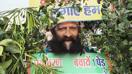 प्रयागराज : शरीर पर स्लोगन लिखकर और पेड़-पौधे लिए अनोखे अंदाज में लोगों को जागरूक कर रहा शख्स