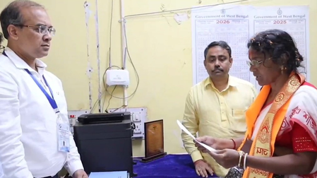 स्मृति ईरानी ने आरजी कर पीड़िता की मां का कराया नामांकन, उन्हें न्याय की लड़ाई का प्रतीक बताया