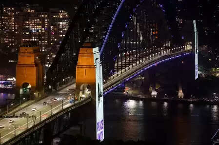 नए साल पर सिडनी से आतंक के खिलाफ एकजुटता का संदेश, जश्न से पहले बोंडी बीच हमले के पीड़ितों को किया याद