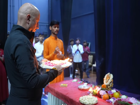 नीता अंबानी के सांस्कृतिक केंद्र को 3 साल पूरे, अनुपम खेर ने किया नाटक ‘कुछ भी हो सकता है’ का मंचन