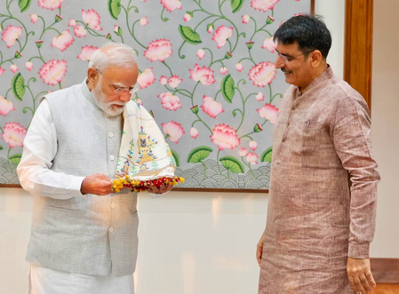 गुजरात के विधानसभा अध्यक्ष शंकर चौधरी ने पीएम मोदी से की मुलाकात, थराद की हस्तनिर्मित शॉल भेंट की