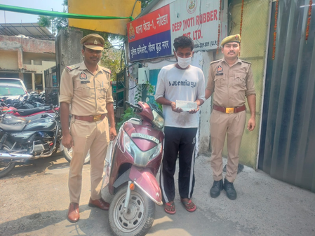 वाहन चोरी और मोबाइल स्नैचिंग करने वाला आरोपी गिरफ्तार, चोरी की स्कूटी और दो मोबाइल बरामद