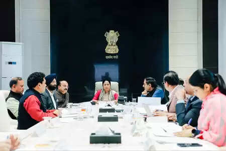 प्रदूषण रोकने के लिए एंटी-स्मॉग गन और मिस्ट स्प्रे को लेकर दिल्ली मेट्रो अधिकारियों ने सीएम को दी जानकारी