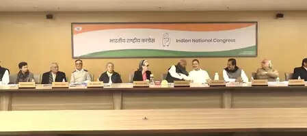 एआईसीसी मुख्यालय में सीडब्ल्यूसी की बैठक जारी; सीएम सिद्धारमैया, शशि थरूर मौजूद