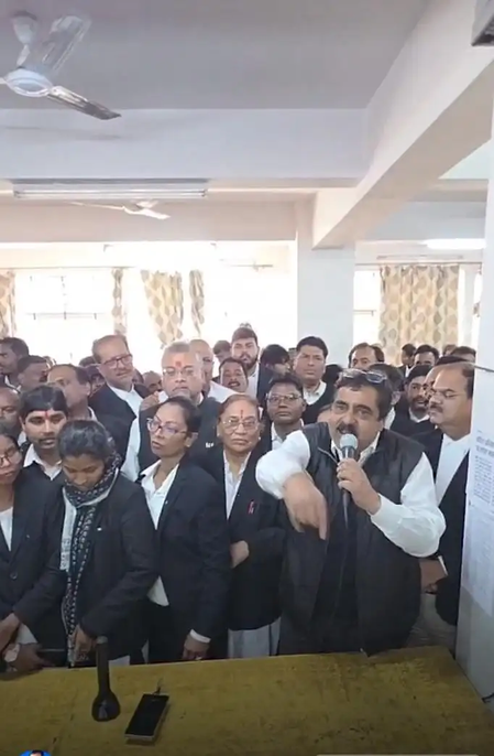 रांची के वकीलों ने महिला अधिवक्ता से पुलिस की बदसलूकी के खिलाफ किया कार्य बहिष्कार