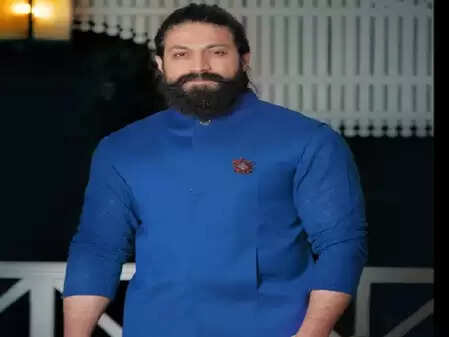 एक्टर यश की मां पुष्पा पर जमीन हड़पने का आरोप, कोर्ट के आदेश पर परिसर खाली कराया