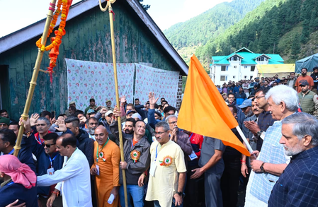 जम्मू-कश्मीर के उपराज्यपाल ने गांदरबल से हरमुख-गंगबल यात्रा को हरी झंडी दिखाई