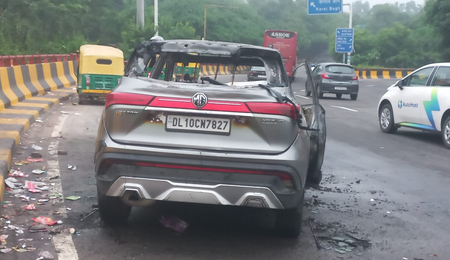 धौला कुआं फ्लाईओवर पर चलती कार में लगी भीषण आग, समय रहते फायर ब्रिगेड ने बुझाई आग