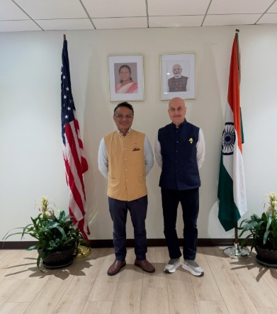 इंटरनेशनल टूर पर हैं अनुपम खेर, लॉस एंजिल्स वाणिज्य दूतावास में दिखा देसी अंदाज