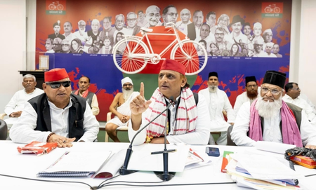 वंदे मातरम में उलझाकर महंगाई-बेरोजगारी से ध्यान भटका रही सरकार, चुनाव सपा और भाजपा के बीच ही होगा: अखिलेश यादव