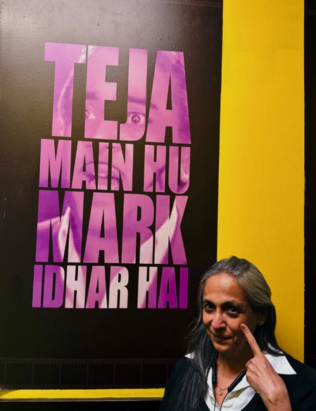 वैंकूवर में दिखा परेश रावल का 'तेजा मैं हूं' वाला आइकॉनिक पोस्टर, स्वरूप संपत ने शेयर की तस्वीर