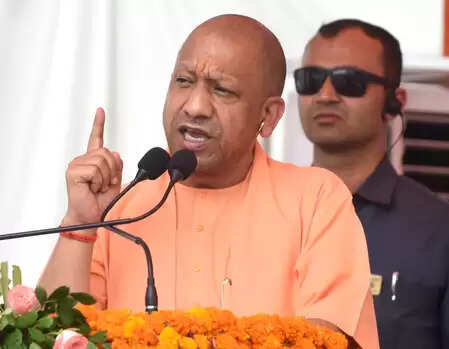 वाराणसी : 'काशी तमिल संगमम' में मुख्यमंत्री योगी की तरफ दौड़ा शराबी, सुरक्षाकर्मियों ने हटाया