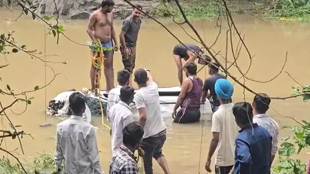 मध्य प्रदेश: आगर मालवा में श्रद्धालुओं से भरी कार बारिश से उफनते नाले में बही, 8 की मौत