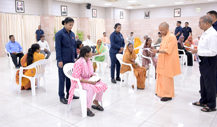 छोटी घटनाएं बड़ी न बनें, डीएम-एसपी रखें नजर : सीएम योगी