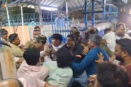 बंगाल चुनाव: जगतदल इलाके में टीएमसी और भाजपा कार्यकर्ताओं के बीच झड़प, कई घायल