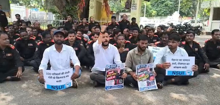 लखनऊ विश्वविद्यालय में करीब 100 सुरक्षाकर्मियों को नौकरी से निकाला, एनएसयूआई के साथ धरने पर बैठे गार्ड
