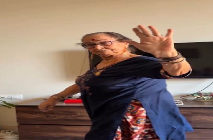 अनुपम खेर की मां दुलारी ने कश्मीरी मंगलसूत्र पहनकर किया रैंप वॉक', फैंस को आया पसंद