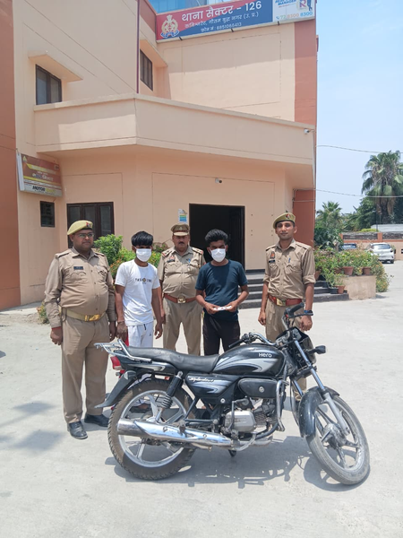नोएडा में पुलिस ने दो वाहन चोरों को किया गिरफ्तार, दिल्ली से चोरी वाहन और अवैध हथियार बरामद