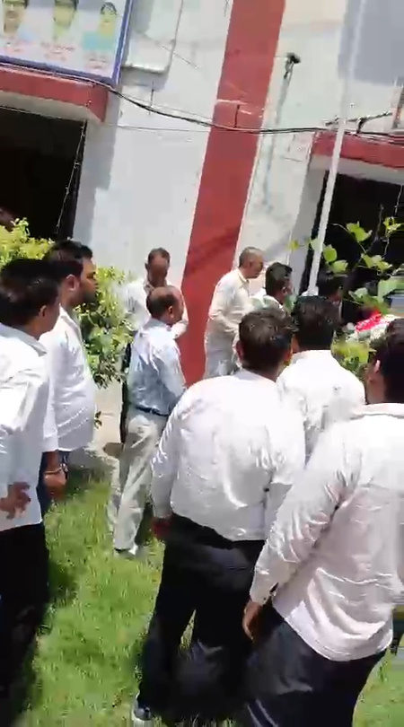ई-पंजीकरण व्यवस्था के विरोध में वकीलों, डीड राइटर्स का अनिश्चितकालीन धरना, 300 रजिस्ट्रियां प्रभावित