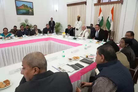 राज्यपाल आरिफ मोहम्मद खान ने कुलपतियों के साथ की बैठक, दिए अहम निर्देश