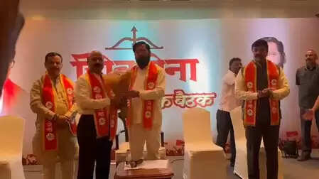 मुंबई: उपमुख्यमंत्री शिंदे ने नवनिर्वाचित शिवसेना पार्षदों से की मुलाकात, किया मार्गदर्शन