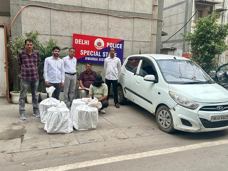 दिल्ली में अवैध शराब कारोबार का भंडाफोड़, कार से सप्लाई करने वाला आरोपी गिरफ्तार