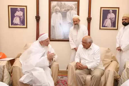 सीएम भूपेंद्र पटेल ने दाऊदी बोहरा समाज के धर्मगुरु सैयदना मुफद्दल सैफुद्दीन से की भेंट