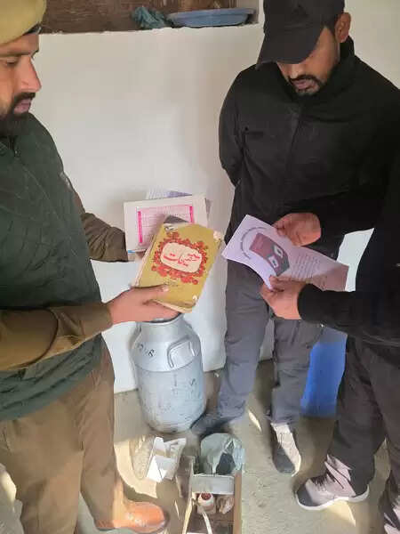 पुलवामा पुलिस की बड़ी कार्रवाई: गैरकानूनी और प्रतिबंधित सामग्री बरामद की, आरोपी की दुकान से सामान जब्त