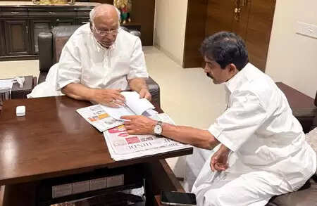 केसी वेणुगोपाल ने कांग्रेस अध्यक्ष खड़गे से की मुलाकात, शीघ्र स्वस्थ होने की कामना की