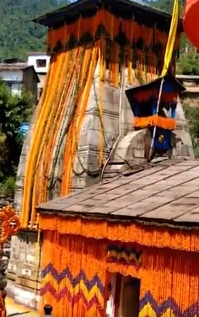 त्रियुगी नारायण मंदिर: जहां आज भी जल रही है शिव-पार्वती के विवाह की अग्नि