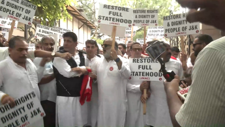 स्टेटहुड की मांग को लेकर दिल्ली में नेशनल कॉन्फ्रेंस का प्रदर्शन, बोले-पीएम मोदी अपना वादा निभाएं