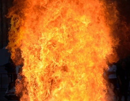 मदनपुर खादर की जेजे कॉलोनी में आग, एक ही परिवार के तीन लोग झुलसे, महिला की हालत गंभीर