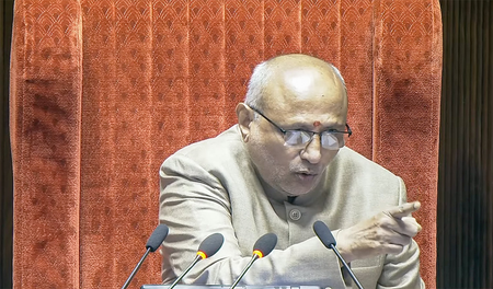 संसद में हंगामा, सभापति बोले- वेल में आने और प्लेकार्ड दिखाने पर होगी कार्रवाई