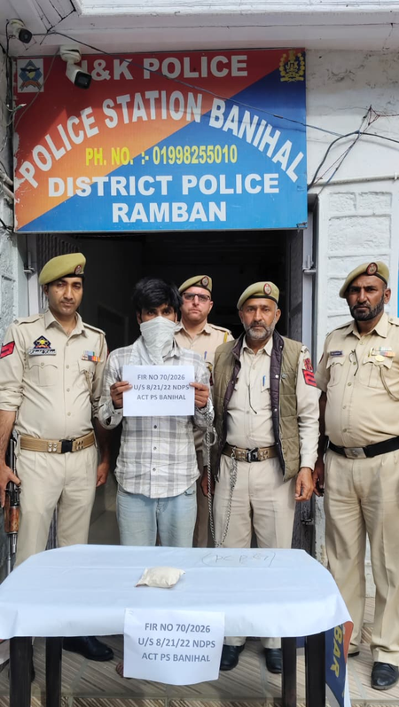 जम्मू-कश्मीर: रामबन पुलिस ने ड्रग तस्कर को किया गिरफ्तार, नशीला पदार्थ बरामद
