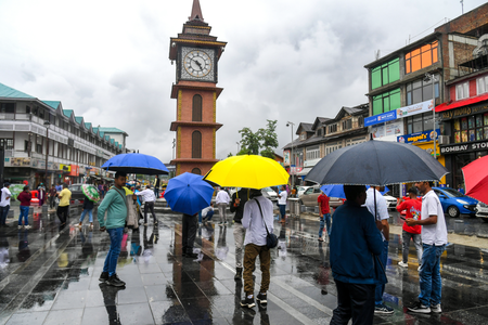 कश्मीर में तेज हवाएं और ओलावृष्टि, सोपोर में कई घरों की छतें उड़ीं