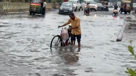 नोएडा-ग्रेटर नोएडा में बारिश बनी आफत, खुले मैनहोल में गिरा मासूम, प्राधिकरण की व्यवस्थाओं पर उठे सवाल