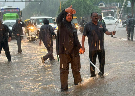 गुजरात: बाढ़ से सबसे अधिक प्रभावित वलसाड में देर रात तक बिजली बहाल होने की उम्मीद