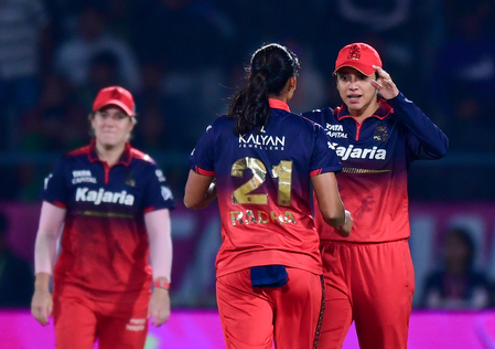 डब्ल्यूपीएल: आरसीबी ने टॉस जीतकर गेंदबाजी चुनी, एमआई के लिए जीत जरूरी