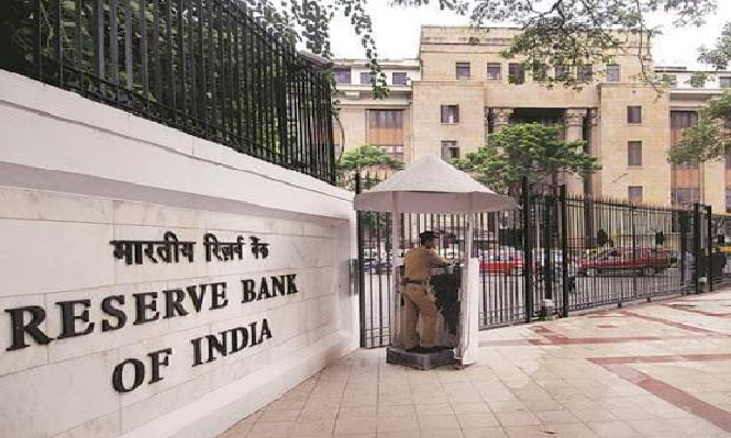 RBI Updates News: 24 घंटे में दो बैंकों पर RBI का एक्शन, लक्ष्मी विलास के बाद इस बैंक पर पाबंदी…