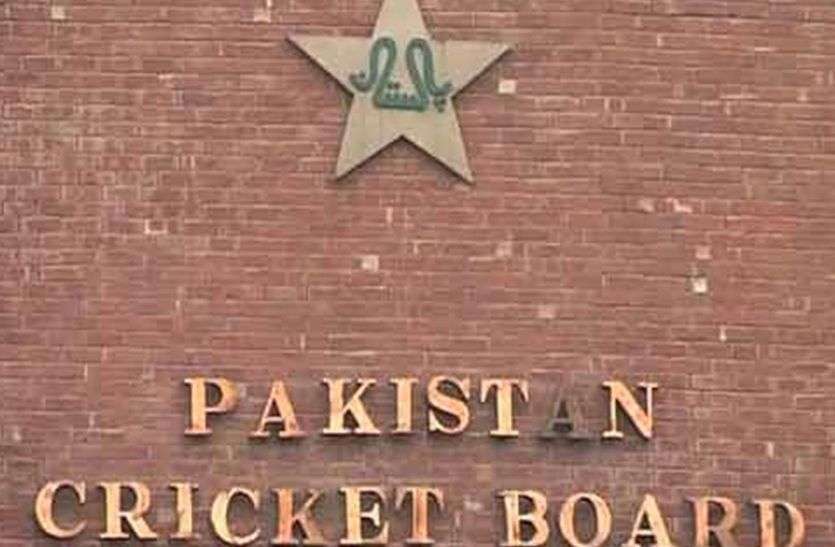 विश्व कप में शर्मनाक प्रदर्शन के बाद  पाकिस्तानी क्रिकेट टीम के कोच पर  गाज गिरना तय