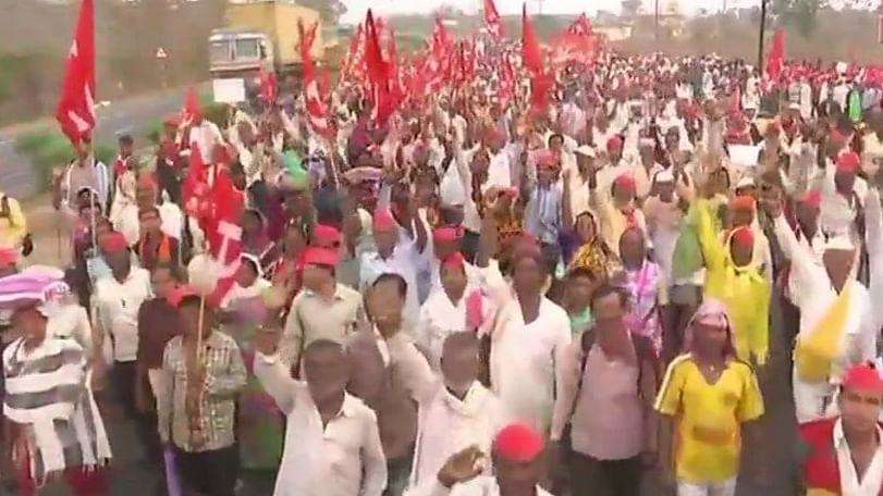 Maharashtra में हजारों की तादात में किसानों का विरोध प्रदर्शन