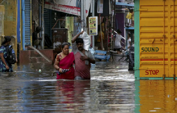 Cyclone Nivar: तमिलनाडु-पुडुचेरी से गुजरा चक्रवात, कई इलाकों में भरा पानी….