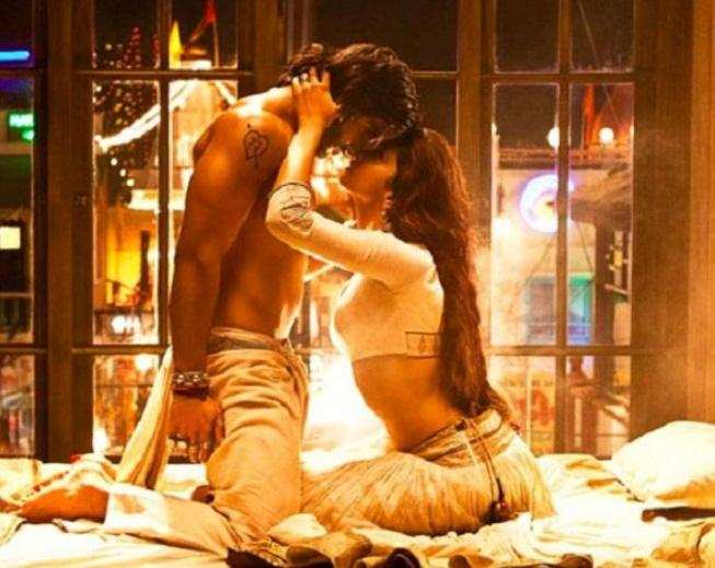क्रू मेंबर ने किया खुलासा, फिल्म ‘रामलीला’ में कट बोलने के बाद भी KISS करते रहे दीपवीर